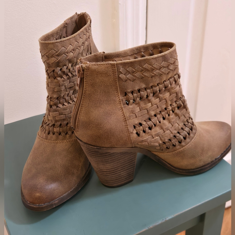 Fergie "Willow" ankle boot. Size 8.5 Brown - Picture 9 of 11